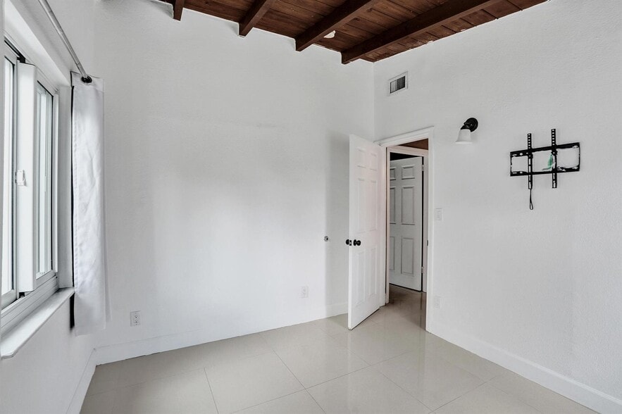 Building Photo - 4670 SW 25th Ave