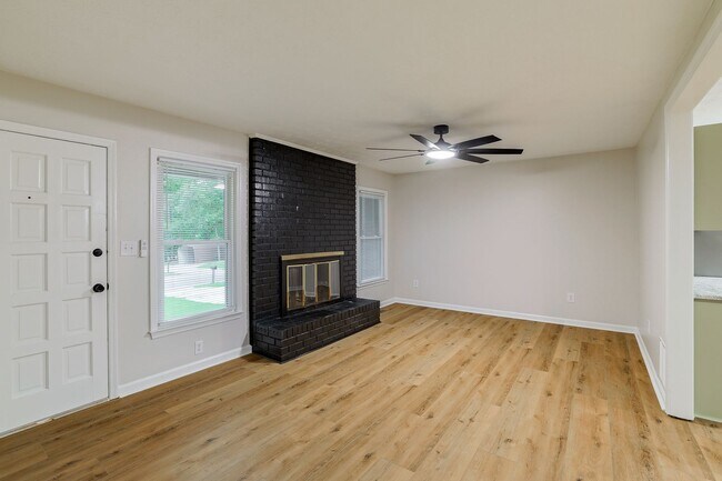 Building Photo - Newly Renovated East Side Home!