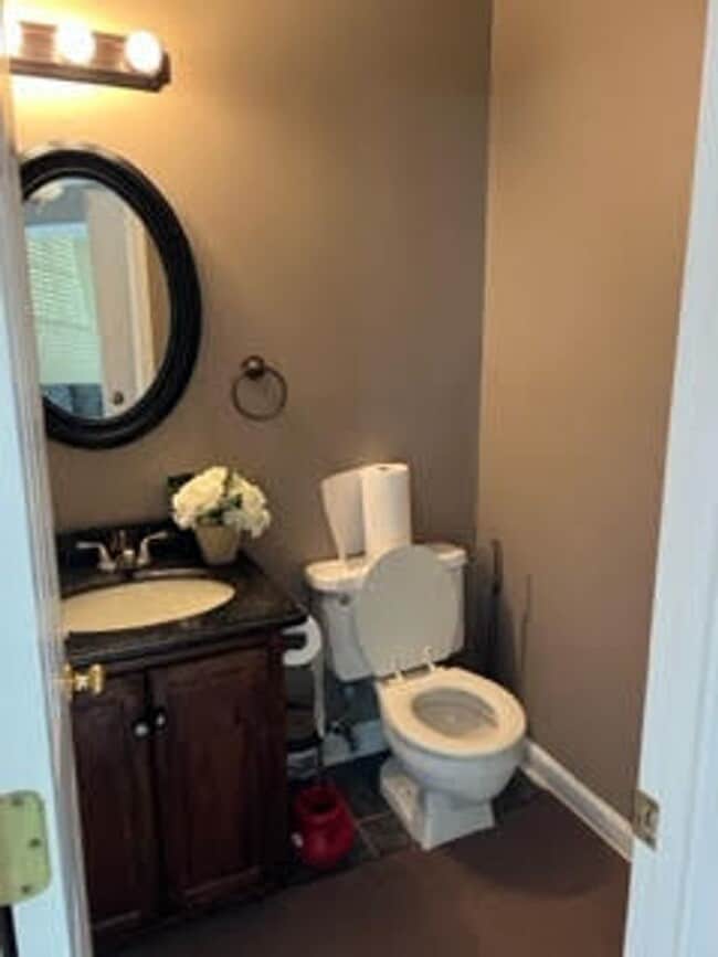 Building Photo - Charming updated 3 bedroom and 2.5 bath Townhome in Adams Farm Greensboro