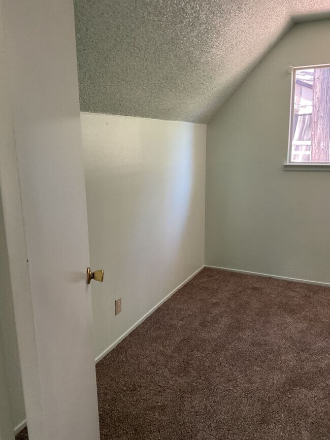 Building Photo - Two story 4 bedroom 2 bath home, Magalia
