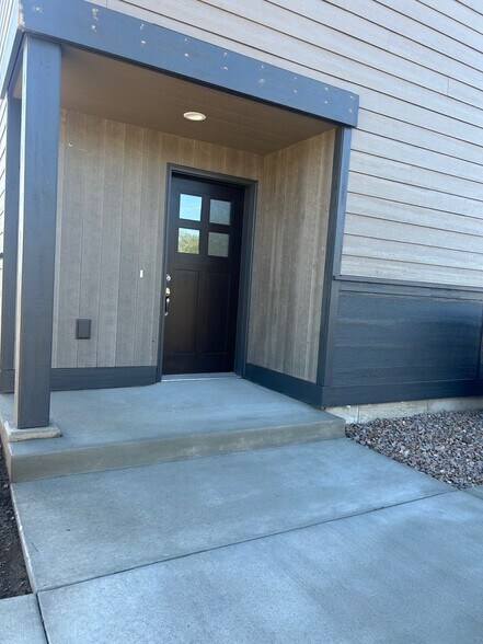 Building Photo - 1370 SW Obsidian Ave