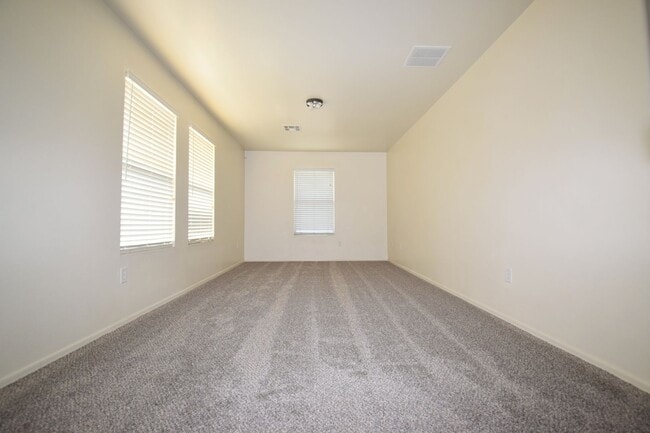 Building Photo - Spacious 3 bedroom 2.5  bath home with a loft