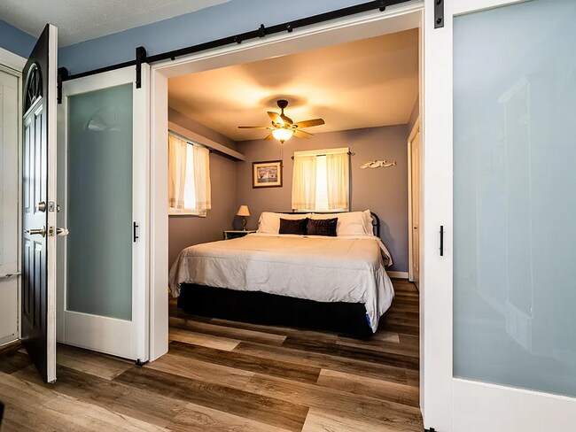 Building Photo - 2-bedroom, 1.0 bathroom Home within walkin...