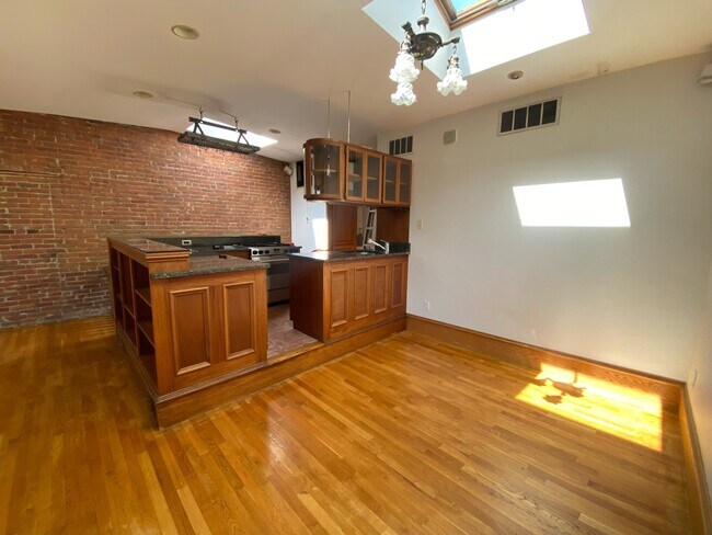 Building Photo - 14 Holyoke St
