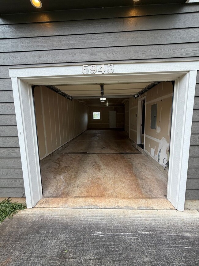 Building Photo - Modern Comfort Meets Easy Living in McKenzie Ridge Estates