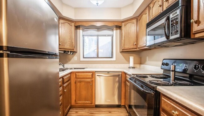 Building Photo - 5196 Hollow Wood Ct