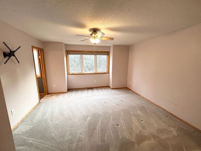 Building Photo - Newly Renovated 3 bed 3 bath 2 car garage ...