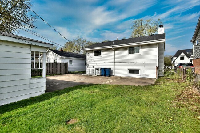Building Photo - 861 S Hawthorne Ave