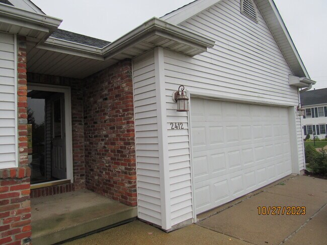 Building Photo - 2412 W Molly Ln