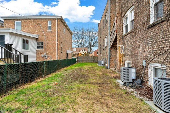 Building Photo - 1648 East Ave