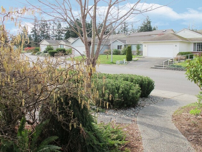 Building Photo - ***PENDING APPLICATIONS***4BD/3BA Home wit...