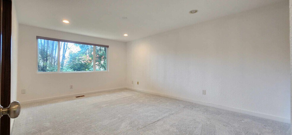 Building Photo - 2417 Sahalee Dr W
