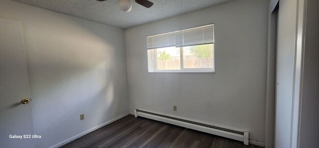 Building Photo - Garden level 2 bed, 1 bath apartment in Ch...