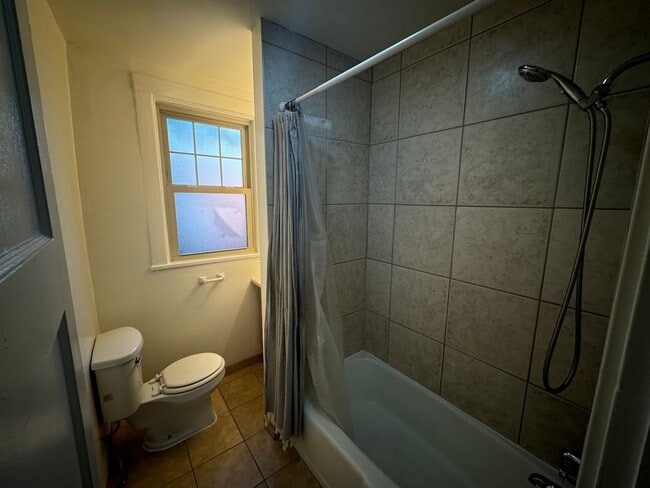 Building Photo - Updated Highland Park Townhome!