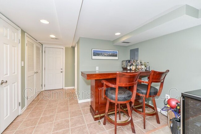 Building Photo - 629 S Henry St