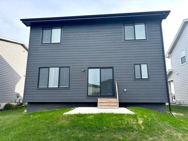 Building Photo - 1502 NE Savana Dr