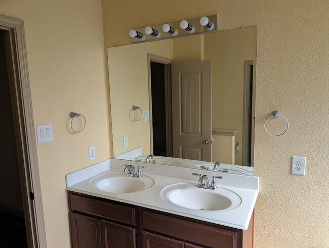 Building Photo - 21383 Village Crossing Ln