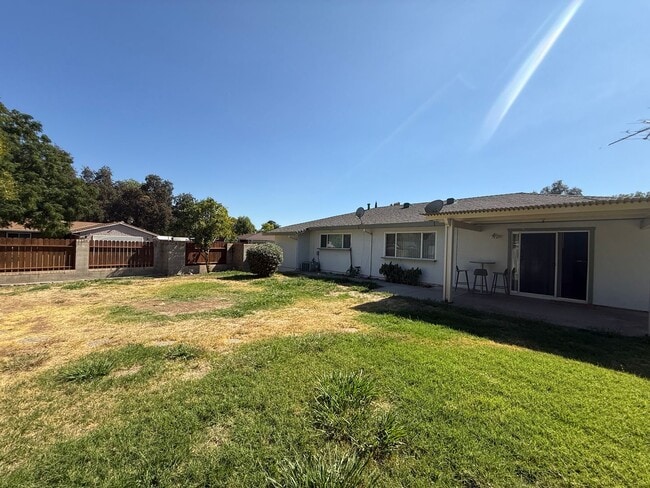 Building Photo - 3 bed 2 bath home available now!