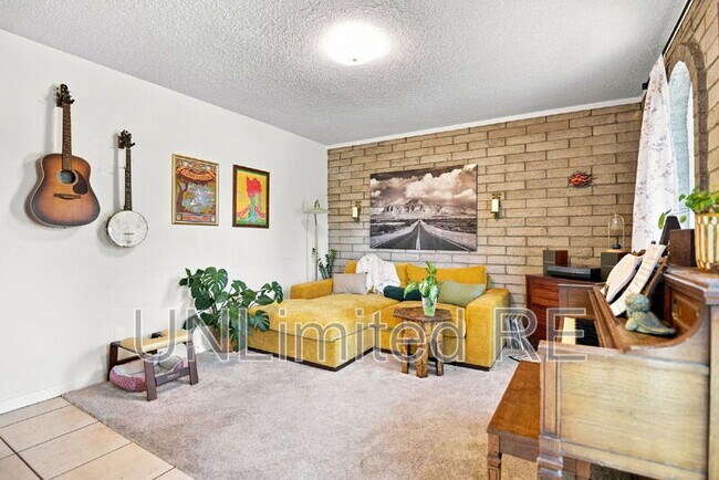 Building Photo - 1811 N Meadow Lark Dr