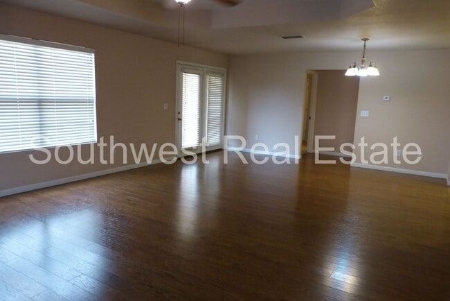 Building Photo - 2 bedroom 2 bath home.