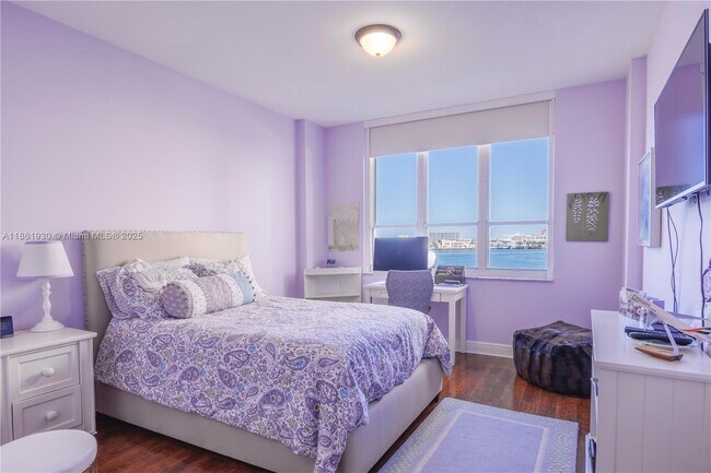 Building Photo - 888 Brickell Key Dr