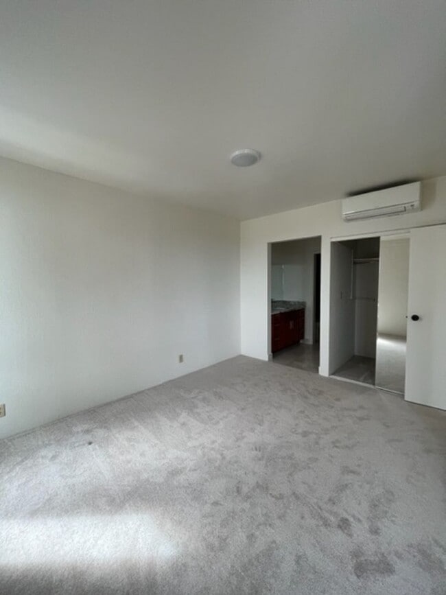 Building Photo - Quiet Spacious Unit $2,800 2/2/1 available...