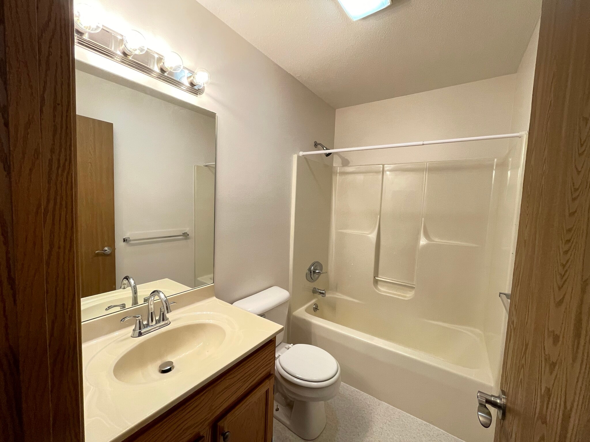 Full Bath - 2829 Burgundy Dr