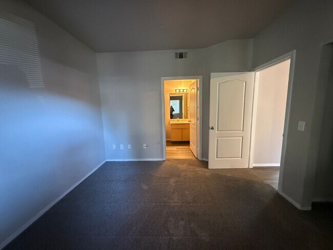 Building Photo - Cute 2 bedroom, 2 bath condo