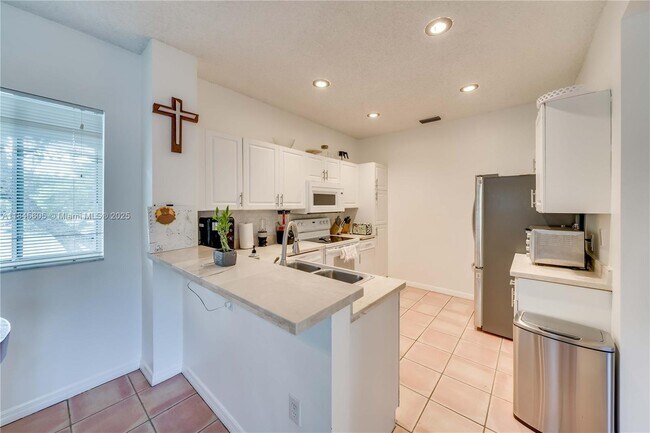 Building Photo - 16332 Malibu Dr