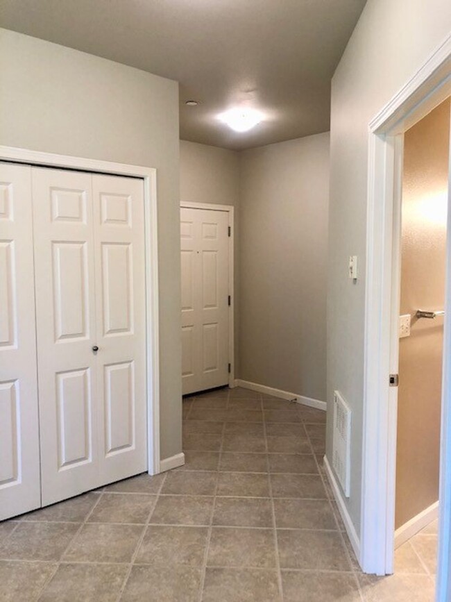 Building Photo - 1Bd/1.5Ba Kenmore Condo