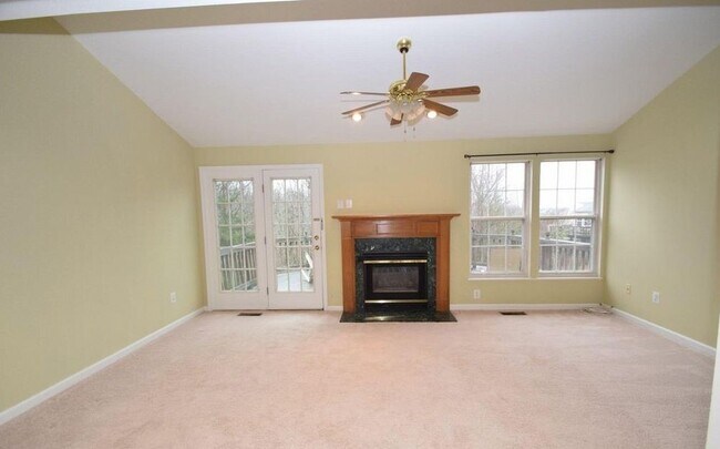 Building Photo - Beautiful Townehome - Lees Hill Community