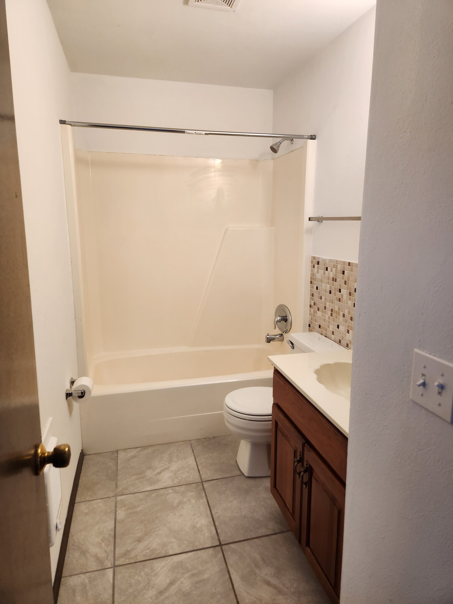 Tub/shower w/ceramic tile floor - 212 N 44th St