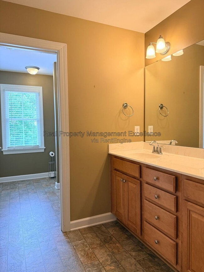 Building Photo - 616 Lake Artesia Ln
