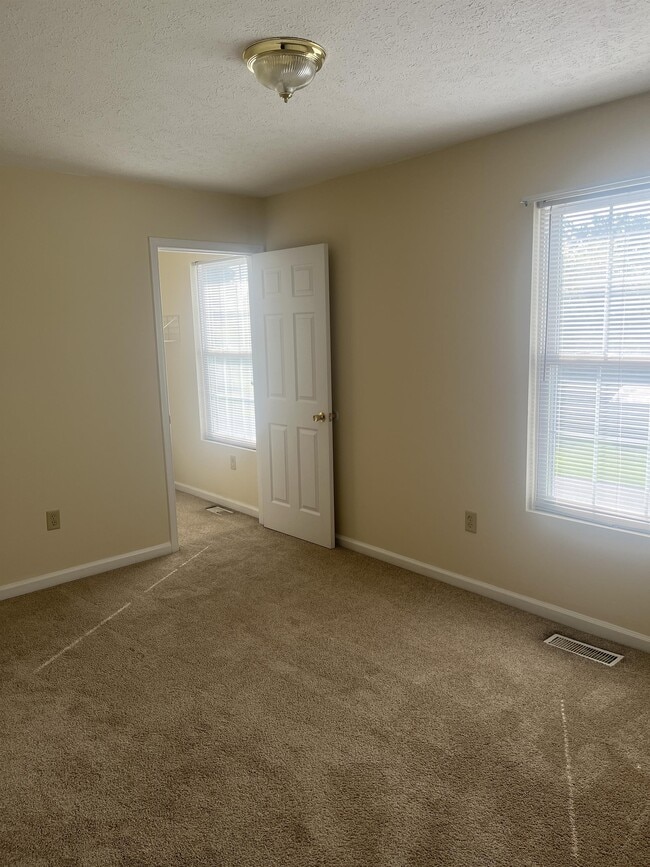 Building Photo - 402 Bumble Bee Ln