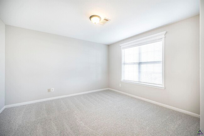 Building Photo - 104 Rosales Dr