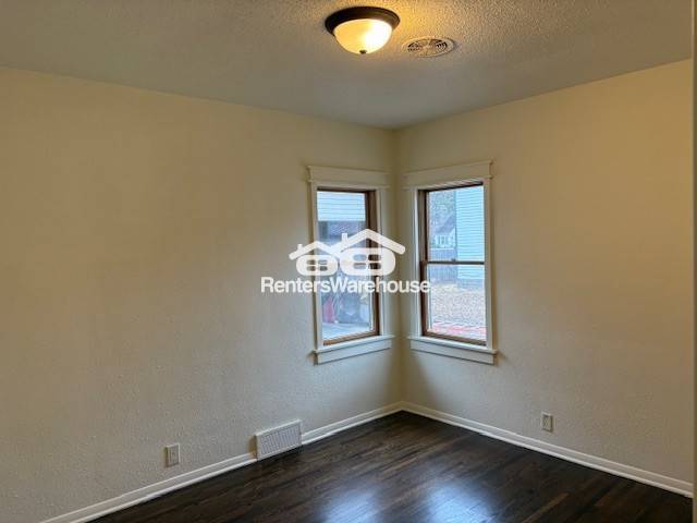 Building Photo - 132 Elm St S