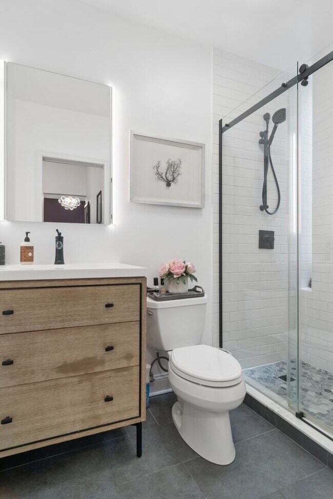 Building Photo - 1667 N Bissell St