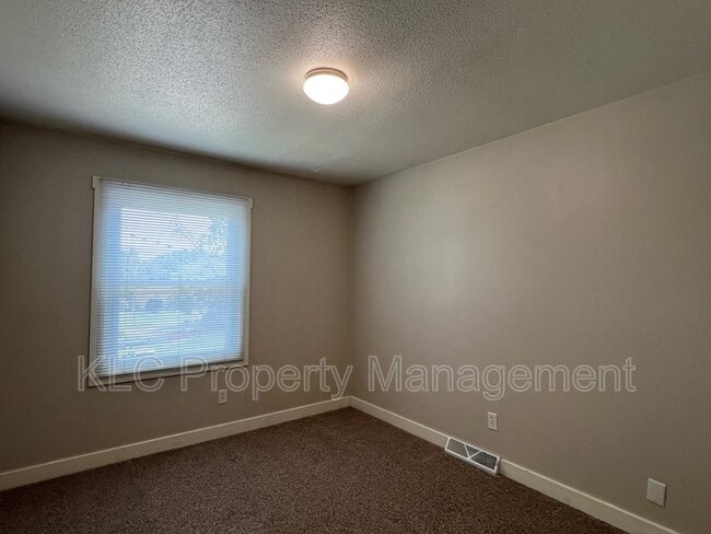 Building Photo - 6642 Holcomb Cir