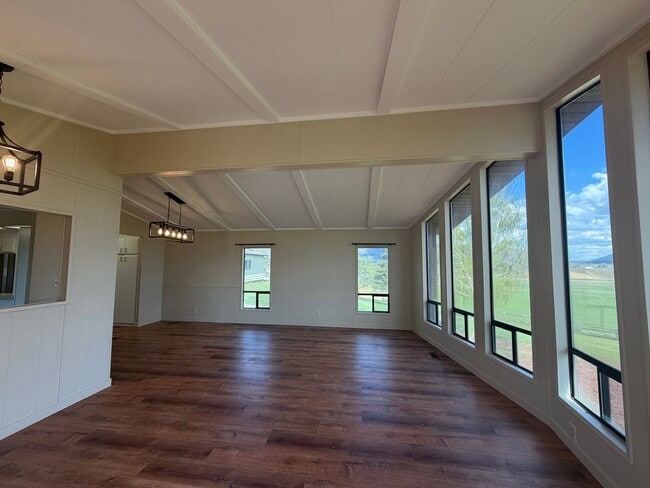 Building Photo - 3 Bedroom, 2.5 Bath - Three Bay garage