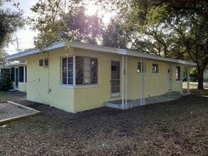 Building Photo - Cute Studio Duplex in Downtown Sarasota Av...