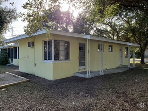 Building Photo - Cute Studio Duplex in Downtown Sarasota Av...