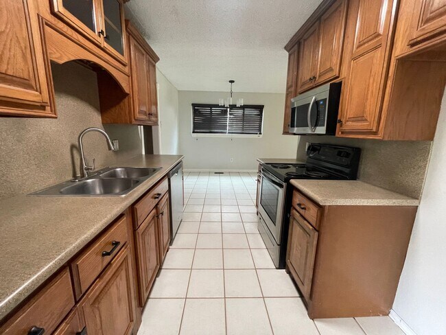 Building Photo - Edmond Rental