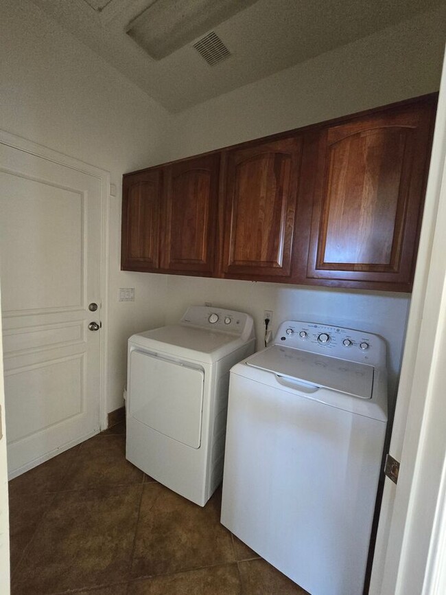 Building Photo - Spacious East Side Oasis – 4 Bed, 2 Bath Home with Premium Upgrades!