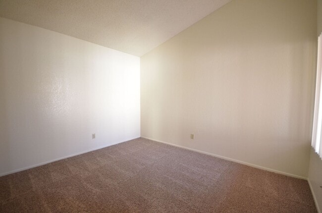 Building Photo - BEAUTIFUL, SPACIOUS 2 BED AND 2 BATH HOME IN CHANDLER