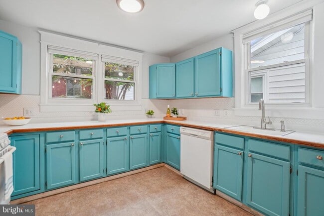 Building Photo - 2439 Monroe St NE