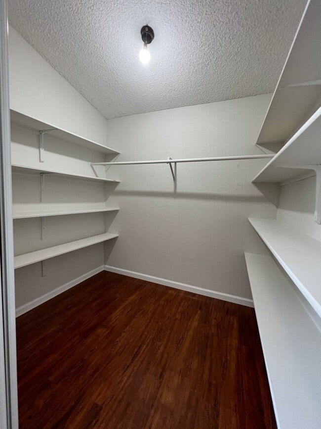 Building Photo - 2 bedroom/2 bath townhome in the heart of ...