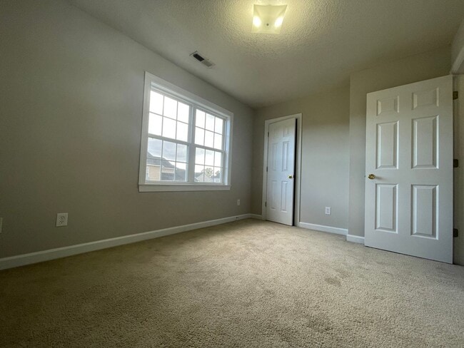 Building Photo - Splendid on Springwood