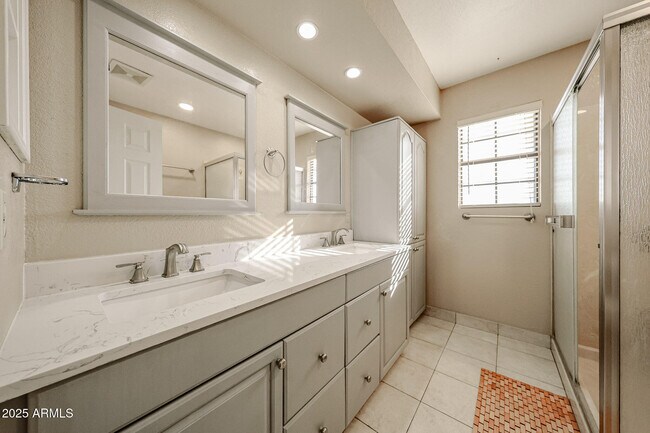 Building Photo - 5440 W Beryl Ave