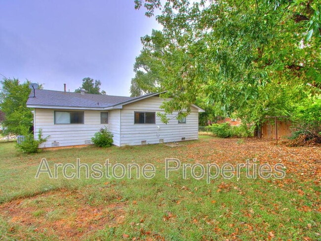 Building Photo - 608 Holoway Dr