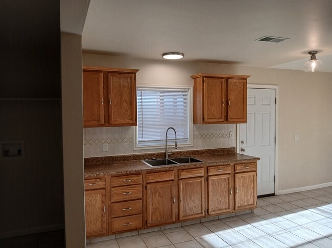 Building Photo - 1517 S 8th Ave